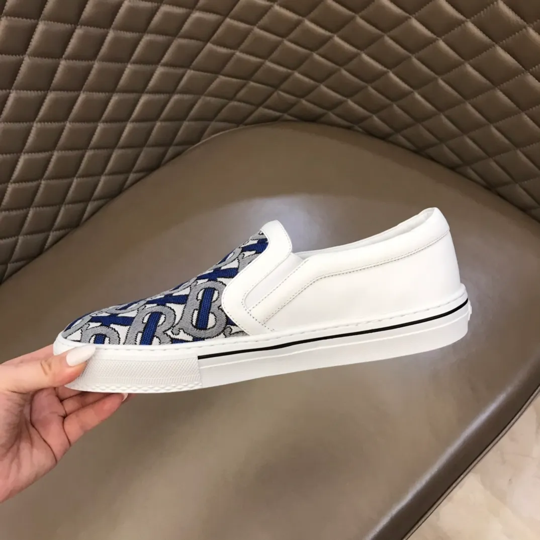 ◾️▫️P340. B's new spring and summer product, men's classic low-cut slip-on sneakers, are made of classic retro B's printed canvas material, spliced ​​with layered calfskin, and decorated with a new brand logo. First-layer cowhide lining, embossed Burberry logo on the heel, and original TPU outsole!   Size: 38-45